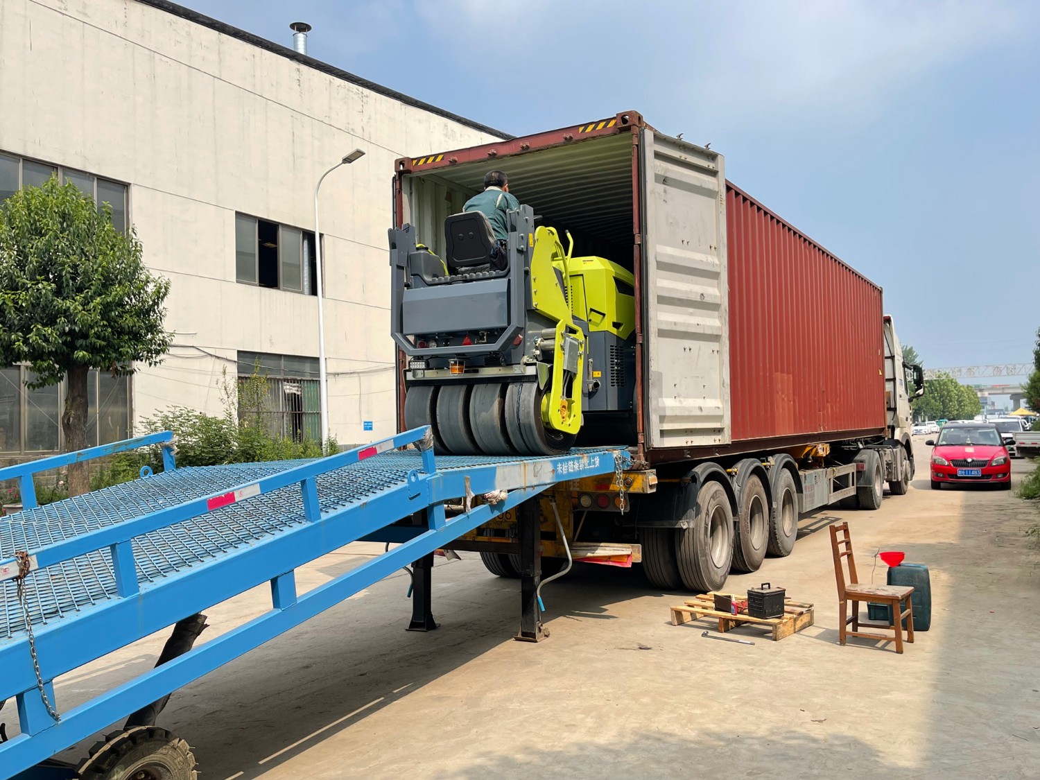 發(fā)往俄羅斯圣彼得堡20臺思拓瑞克雙鋼輪、鋼膠壓路機(jī)裝柜進(jìn)行時···